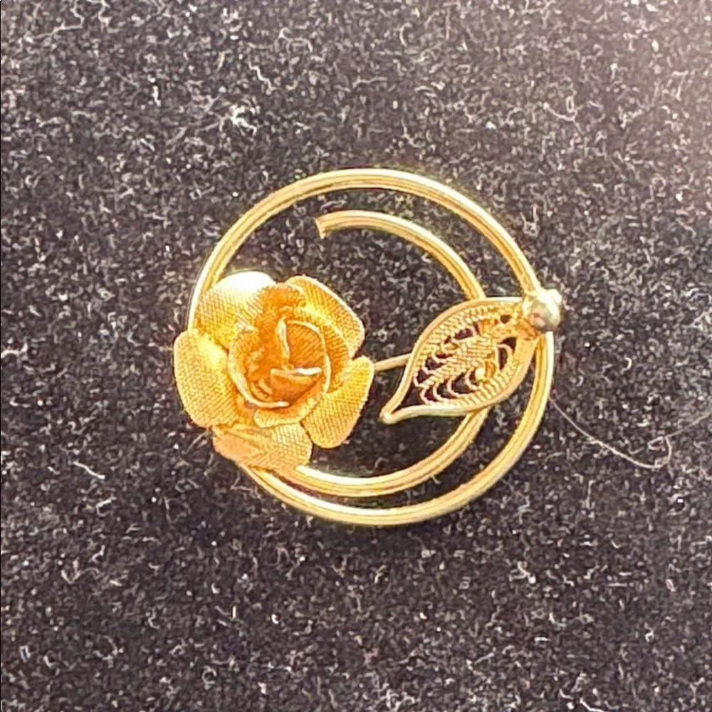 Elegant Gold Floral Brooch